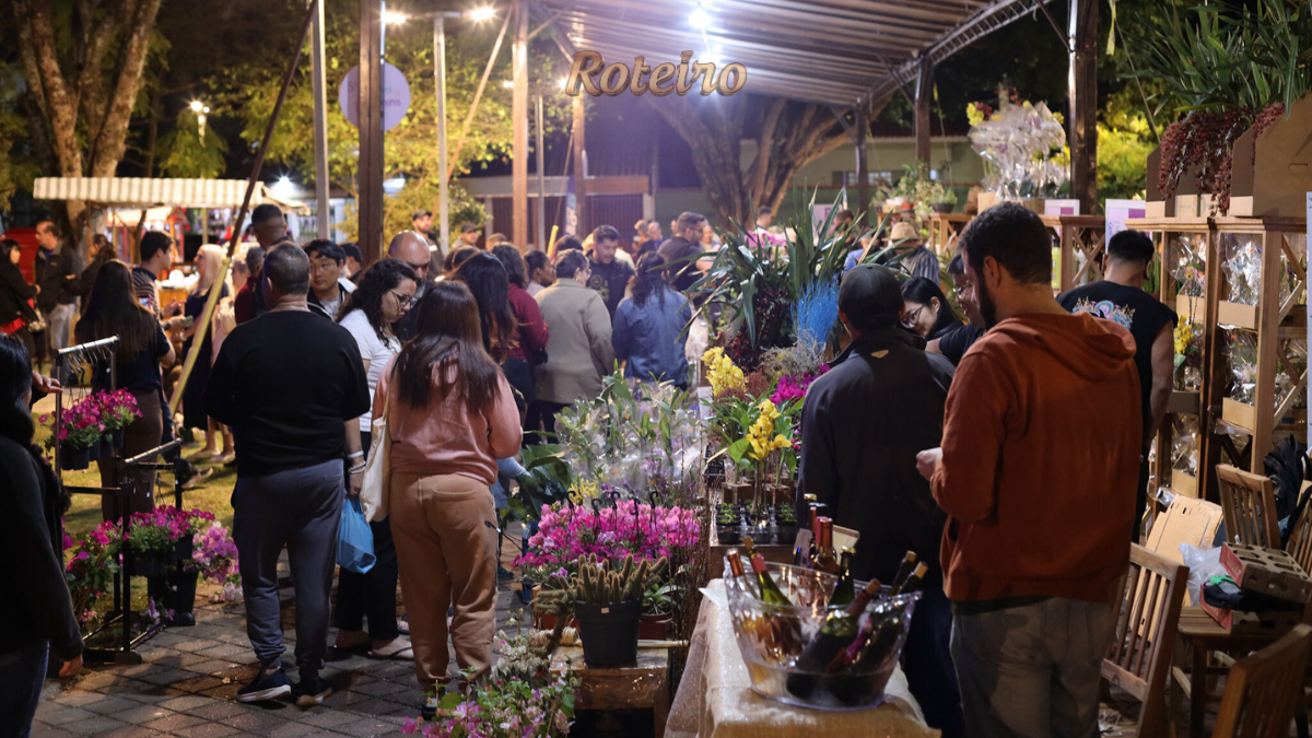 Flores e Licores Guararema: público reunido no festival à noite