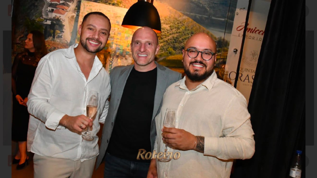 Mr Wood Movelaria SJC celebra 10 anos com brinde de convidados em SJC
