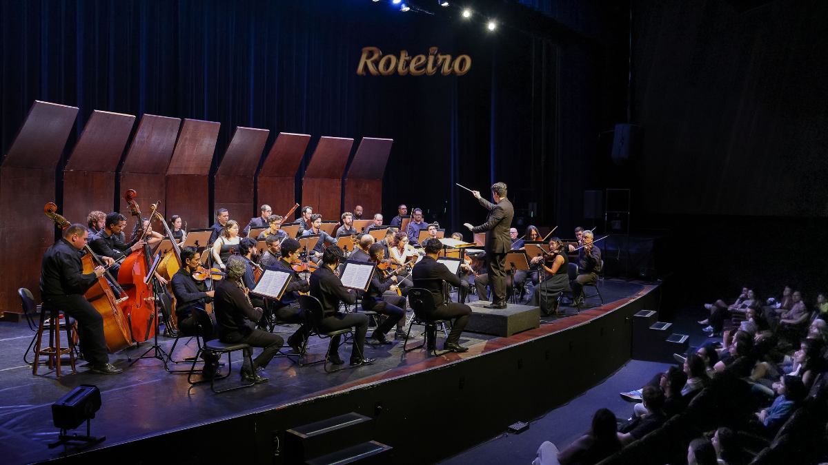 Orquestra Joseense Brahms SJC em apresentação no Teatro Municipal, sob regência do maestro William Coelho