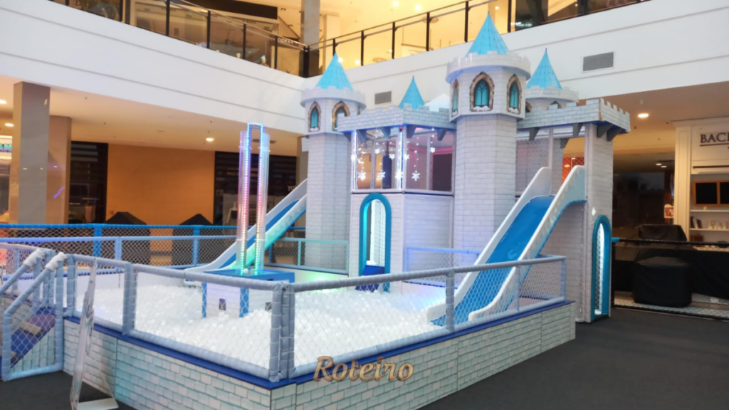 Reino de Neve SJC: castelo-brinquedão com escorregadores e piscina de bolinhas