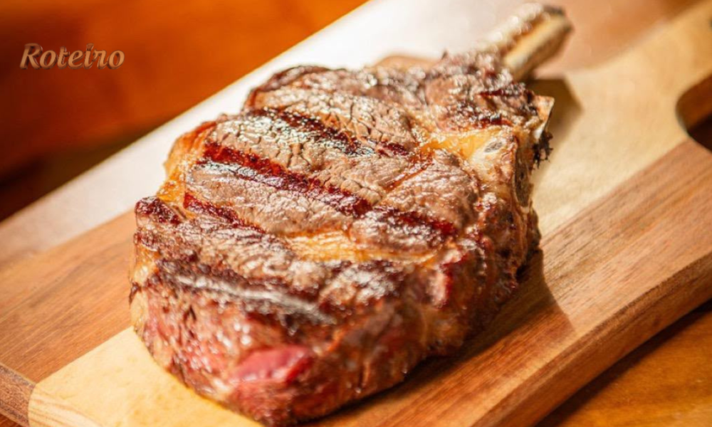 Semana do Cliente SJC: corte de carne grelhado com osso servido em tábua de madeira no DIPA Rooftop