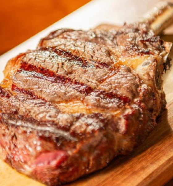 Semana do Cliente SJC: corte de carne grelhado com osso servido em tábua de madeira no DIPA Rooftop