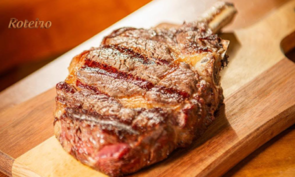 Semana do Cliente SJC: corte de carne grelhado com osso servido em tábua de madeira no DIPA Rooftop