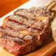 Semana do Cliente SJC: corte de carne grelhado com osso servido em tábua de madeira no DIPA Rooftop