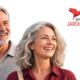 Silver Week Jardim Oriente: casal 50+ sorridente ao lado do logotipo do Shopping Jardim Oriente