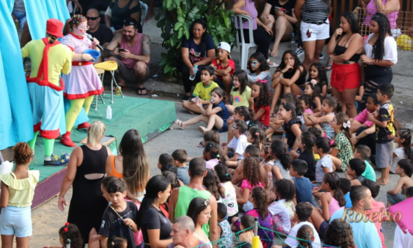 Arte Engajada em SJC: crianças comemoram com palhaços em palco montado na rua