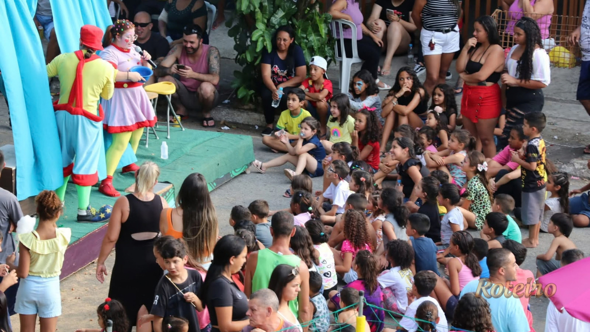Arte Engajada em SJC: crianças comemoram com palhaços em palco montado na rua
