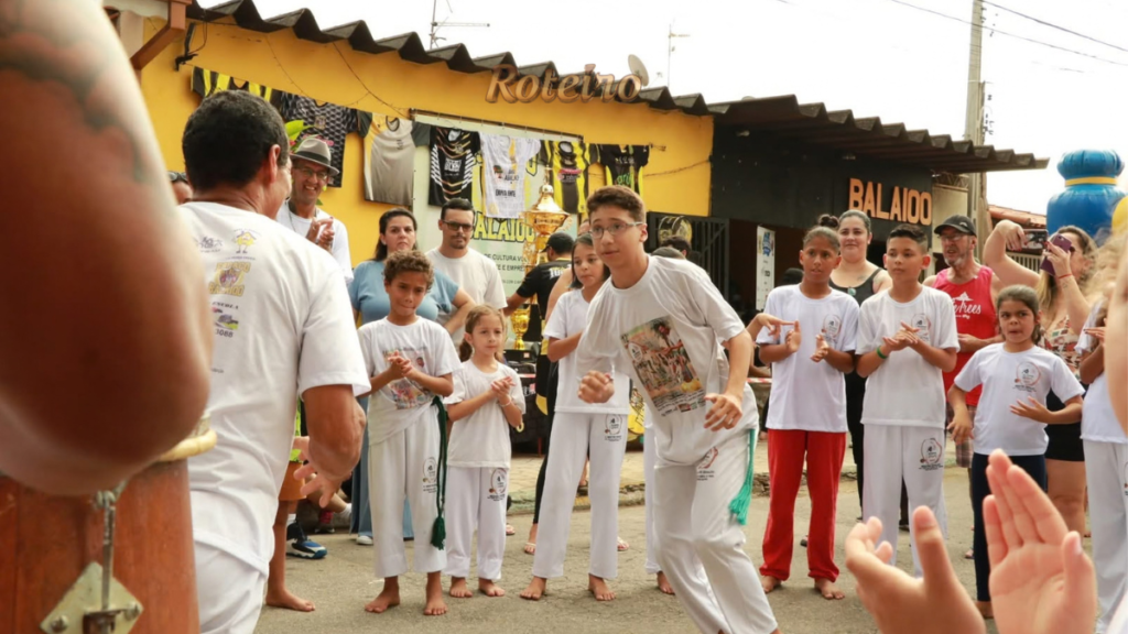 Arte Engajada em SJC: roda de capoeira com crianças e jovens na rua
