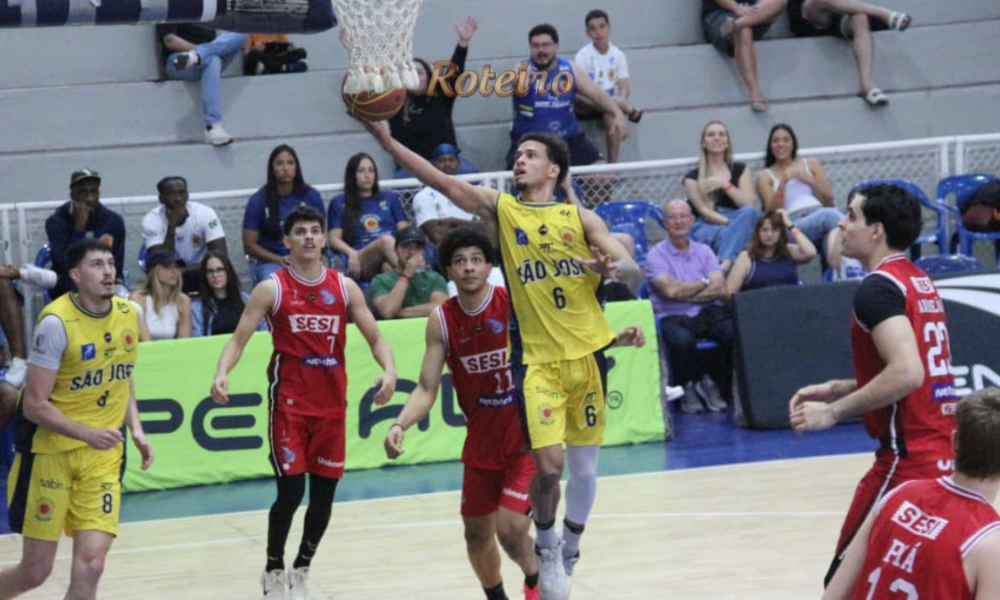 basquete SJC no NBB: jogador do São José Basketball arremessa contra o Sesi Franca