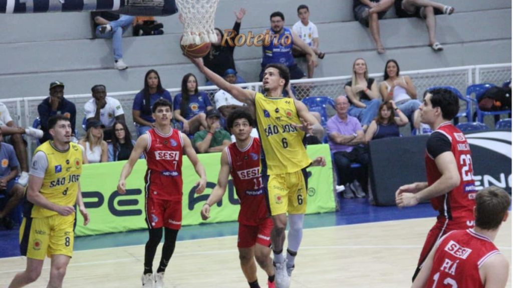 basquete SJC no NBB: jogador do São José Basketball arremessa contra o Sesi Franca