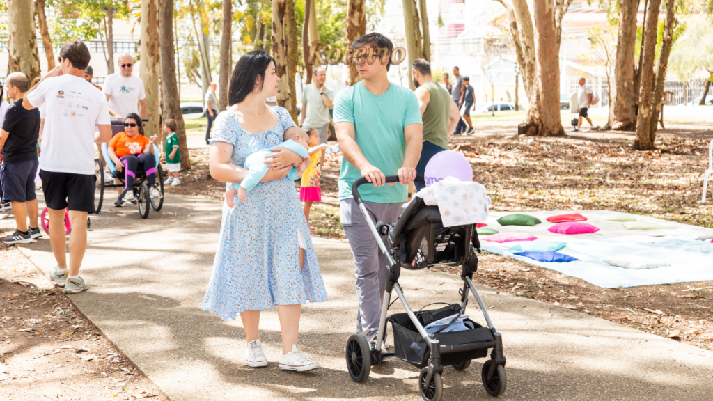 caminhada beneficente em SJC casal com bebê na Bebêminhada Solidária