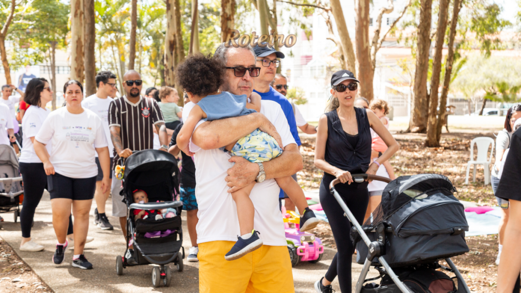 caminhada beneficente em SJC famílias com carrinhos de bebê na 1ª Bebêminhada