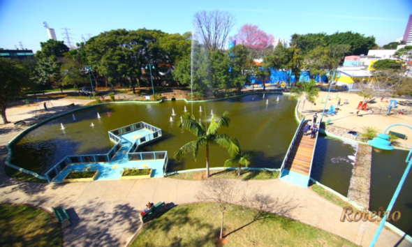 Parque Santos Dumont SJC: lago com chafarizes, ponte de madeira e playground vistos do alto