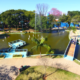 Parque Santos Dumont SJC: lago com chafarizes, ponte de madeira e playground vistos do alto