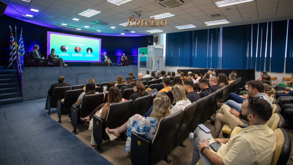 Compliance Day em SJC: plateia acompanha painel sobre IA na governança no auditório do PIT