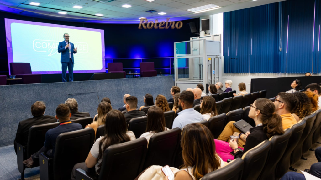 Compliance Day em SJC: palestrante no palco do auditório do PIT na primeira edição