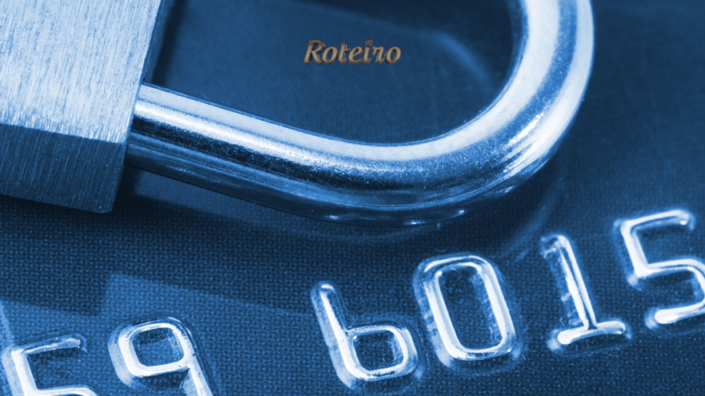 cuidados com Open Finance, cadeado sobre cartão bancário