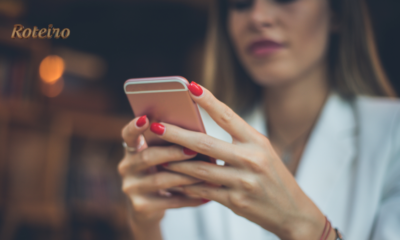 cuidados com Open Finance, mulher usando aplicativo no celular