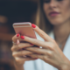 cuidados com Open Finance, mulher usando aplicativo no celular