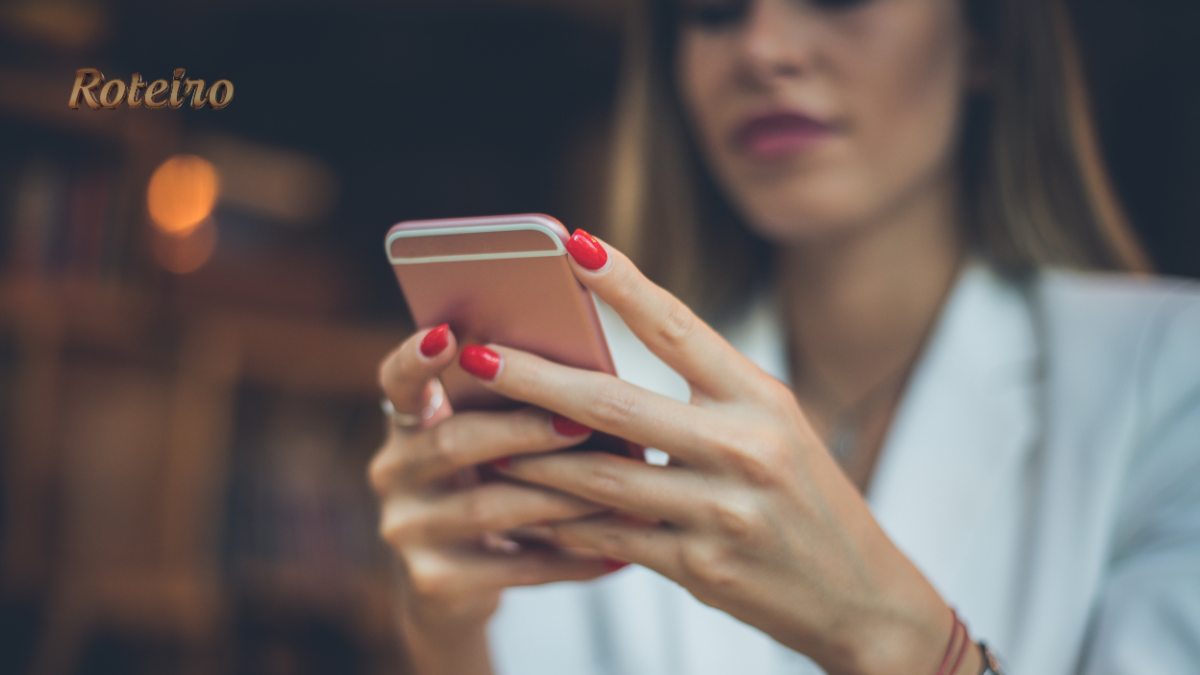 cuidados com Open Finance, mulher usando aplicativo no celular