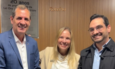 deputado eleito Thomaz Henrique com o padrinho Sérgio Camargo e Alê na Câmara Municipal de SJC