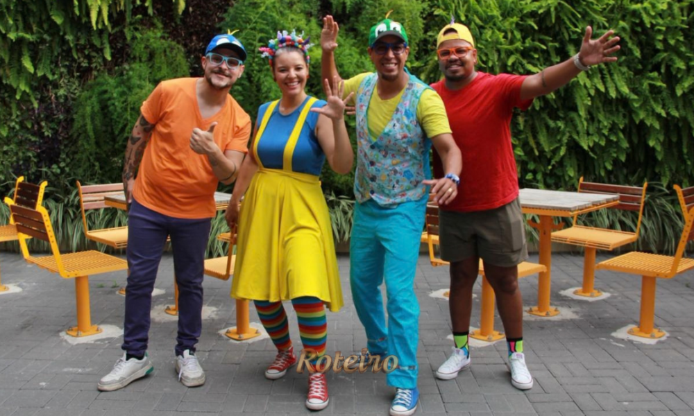 Dia das Crianças SJC: integrantes do grupo Desanja Kids, com roupas coloridas, no Shopping Jardim Oriente