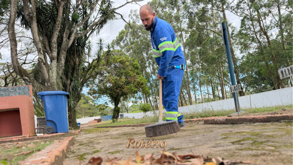 Finados em SJC 2026, funcionário da Urbam faz limpeza em cemitério municipal