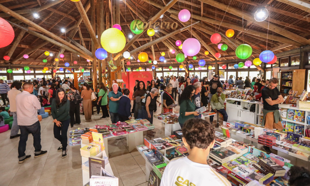 FLIG 2026 em Guararema, pavilhão de livros na Ilha Grande decorado com lanternas coloridas