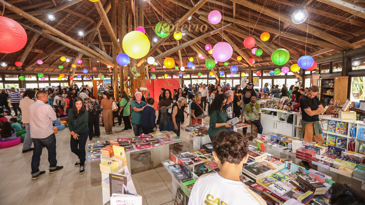 FLIG 2026 em Guararema, pavilhão de livros na Ilha Grande decorado com lanternas coloridas