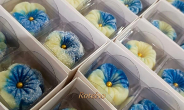 Food Vale em SJC 2026: doces artesanais em formato de flor azul e branca em caixinhas individuais