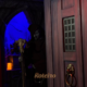 Halloween Castelo do Terror: personagem encapuzado com máscara de caveira e cajado surge atrás de porta de madeira no percurso da atração