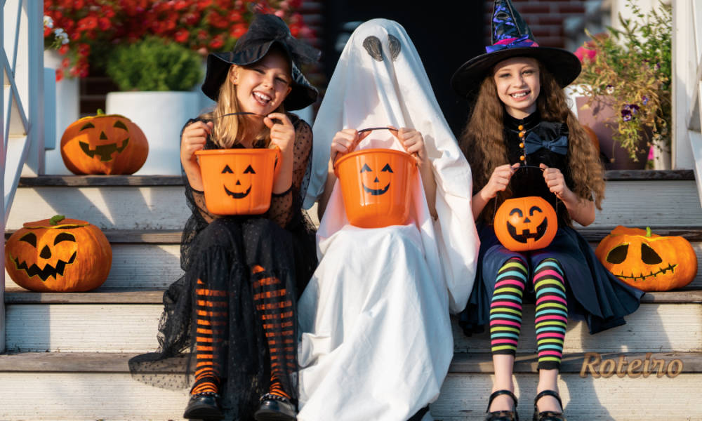 Halloween em SJC 2026, crianças fantasiadas de bruxa e fantasma com baldes de abóbora