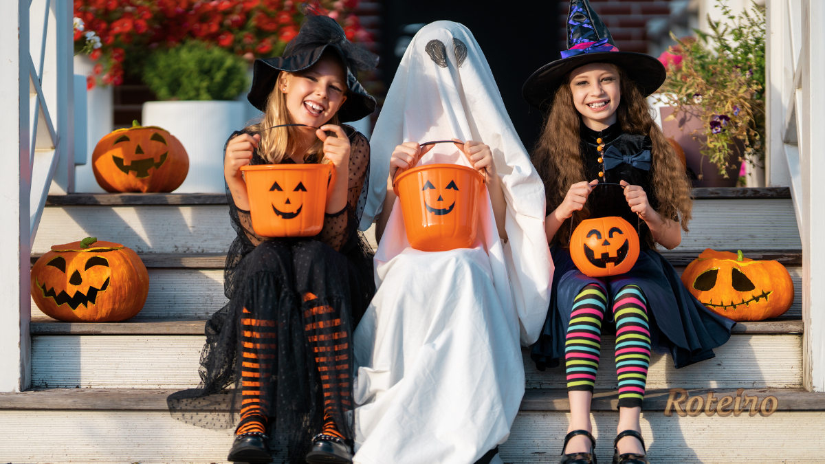 Halloween em SJC 2026, crianças fantasiadas de bruxa e fantasma com baldes de abóbora