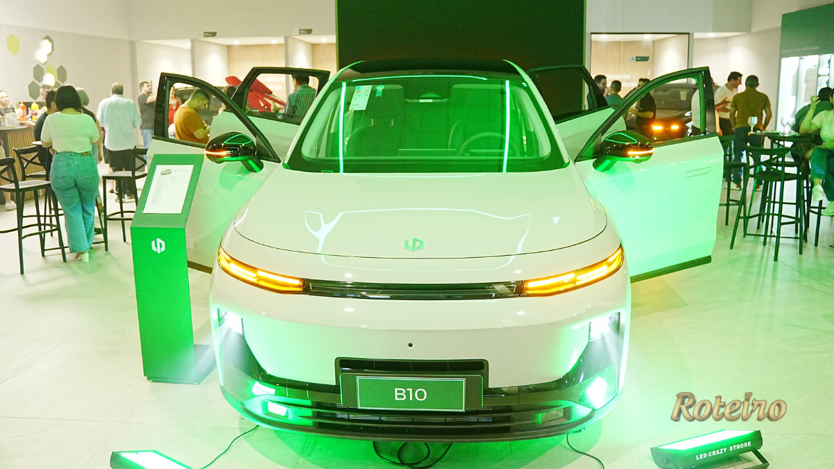 O Leapmotor B10 REEV em exposição no evento de lançamento da T-Line SJC. Foto: Divulgação