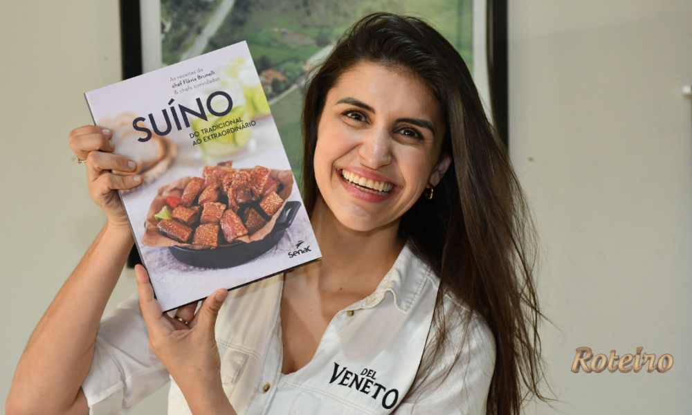 livro da chef Brunelli, Suíno: do tradicional ao extraordinário, nas mãos da autora Flávia Brunelli