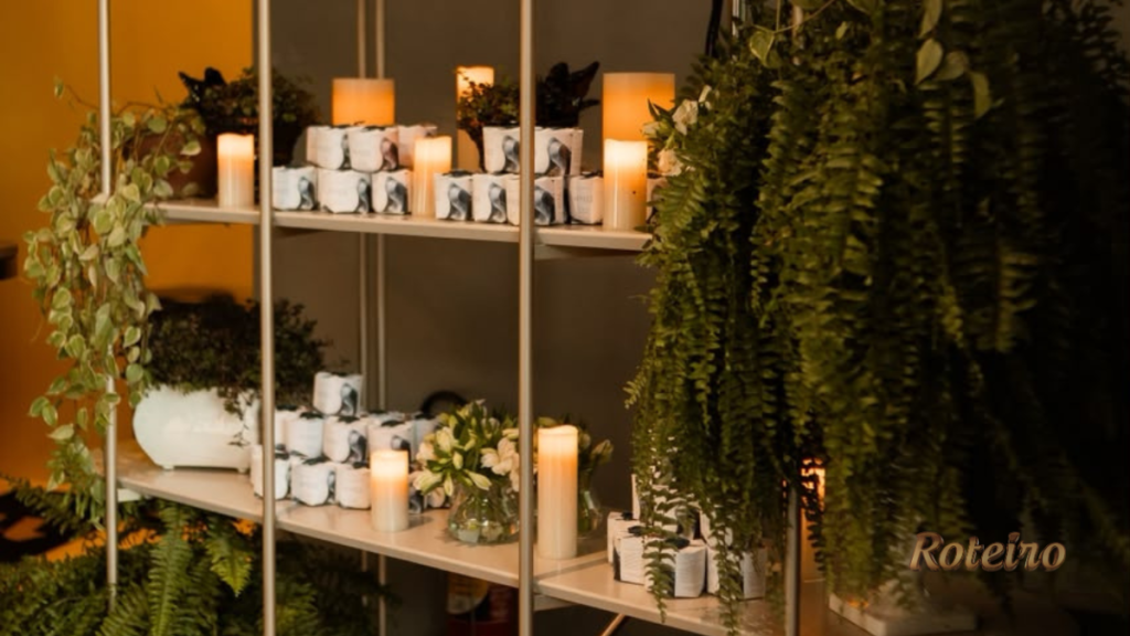 ambientação sensorial com velas e plantas no Meeting SENSES