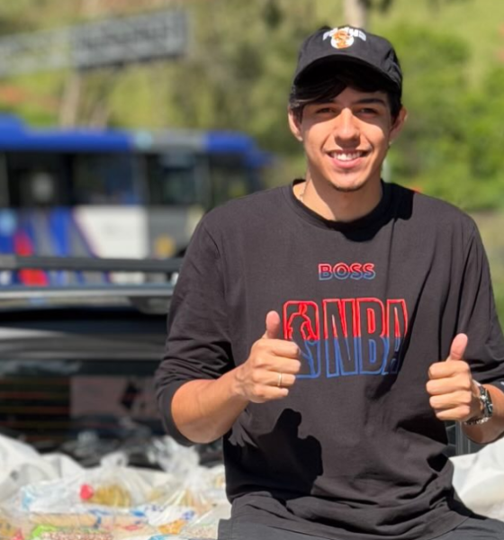 mil lanches em Paraibuna – João Gabriel, CEO do Grupo Pádua, com alimentos arrecadados