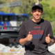 mil lanches em Paraibuna – João Gabriel, CEO do Grupo Pádua, com alimentos arrecadados