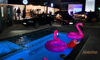 Piscinas em São José: fachada do novo showroom da Orbe no Jardim São Dimas, com piscina iluminada