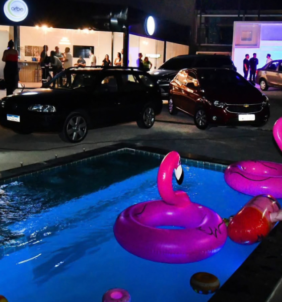 Piscinas em São José: fachada do novo showroom da Orbe no Jardim São Dimas, com piscina iluminada