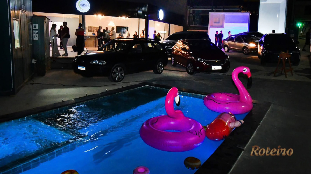 Piscinas em São José: fachada do novo showroom da Orbe no Jardim São Dimas, com piscina iluminada