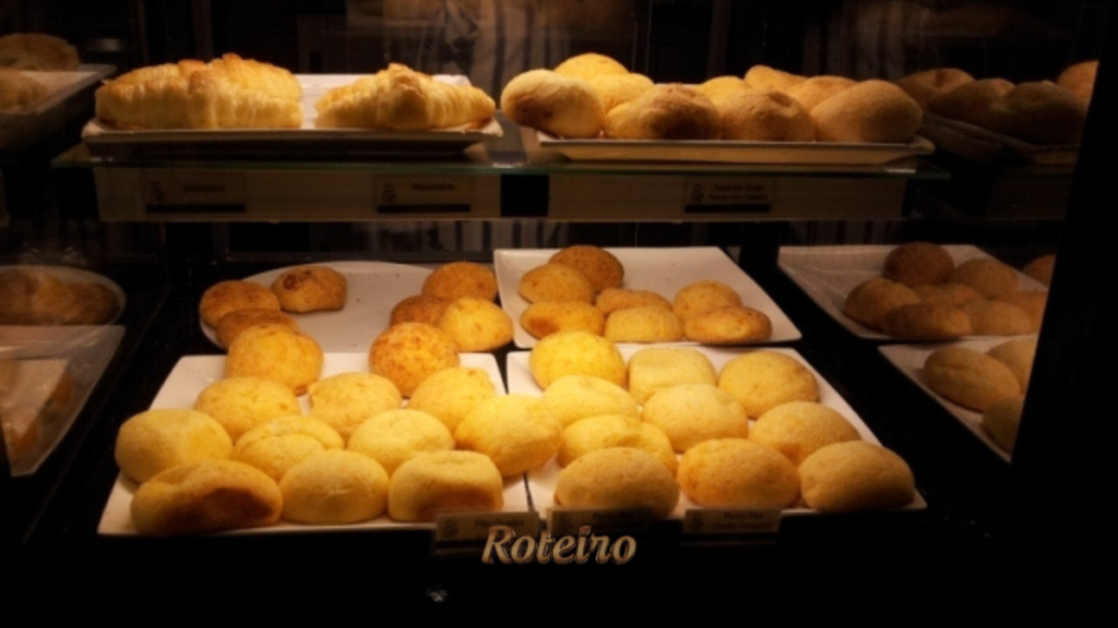 Pão de queijo SJC no balcão de padaria; Procon encontrou preços de R$ 4,50 a R$ 9,50