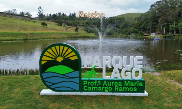 Parque do Lago Guararema, letreiro com lago e fonte ao fundo