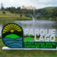 Parque do Lago Guararema, letreiro com lago e fonte ao fundo