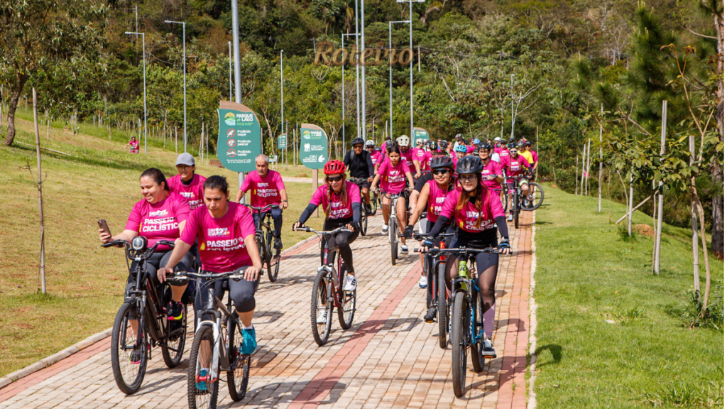 Parque do Lago Guararema, ciclistas na ciclovia durante passeio ciclístico