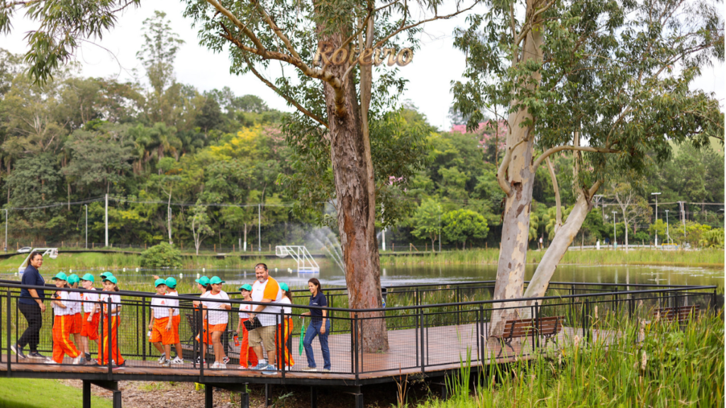 Parque do Lago Guararema, alunos no deck à beira do lago
