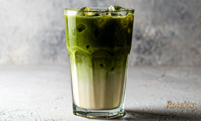 receita de matcha latte gelado em copo alto com gelo e camadas de matcha e leite