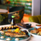 Restaurant Week São Sebastião peixe grelhado e frango assado com legumes em mesa de restaurante