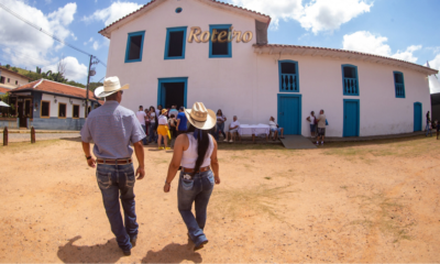 roteiro religioso em Guararema – fachada branca e azul da Igreja Nossa Senhora da Escada com visitantes