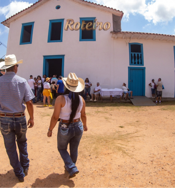 roteiro religioso em Guararema – fachada branca e azul da Igreja Nossa Senhora da Escada com visitantes